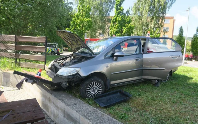 Senior se dostal do potíží na rondelu v Šumperku. S autem naboural do plotu restaurace