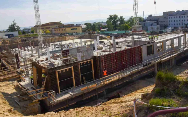 VIDEO: Čtyřmiliardový pavilon FN Olomouc kvapem roste. Zmodernizuje chod nemocnice