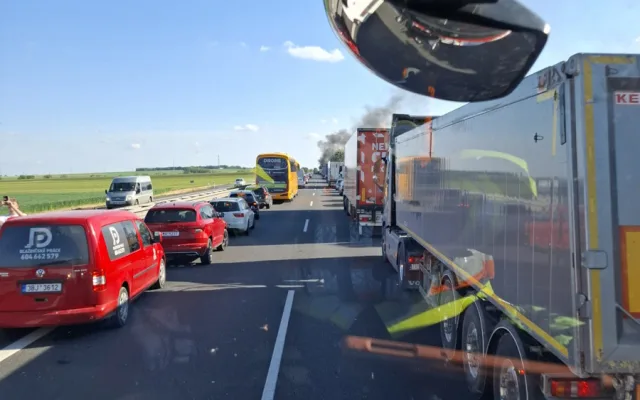 Technická závada skoro za milion. Auto u Dubu nad Moravou kompletně hořelo