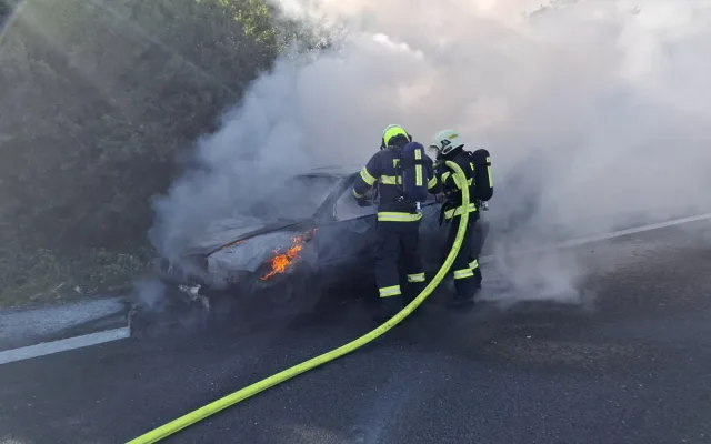 Technická závada skoro za milion. Auto u Dubu nad Moravou kompletně hořelo