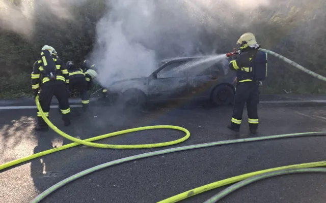 Technická závada skoro za milion. Auto u Dubu nad Moravou kompletně hořelo
