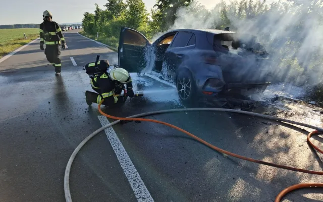 Technická závada skoro za milion. Auto u Dubu nad Moravou kompletně hořelo