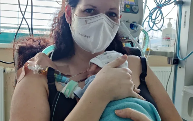 Lékaři mu dávali jen 90 dní života, dnes jsou Tedíkovi tři roky a dál statečně čelí vážné nemoci