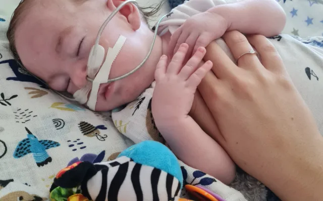 Lékaři mu dávali jen 90 dní života, dnes jsou Tedíkovi tři roky a dál statečně čelí vážné nemoci