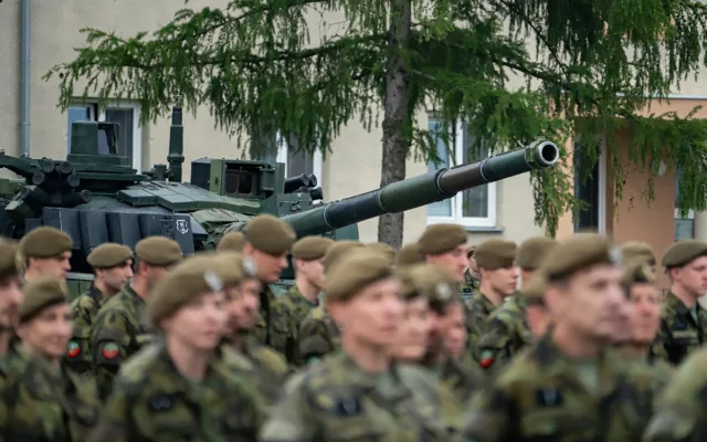 VIDEO: Tankový prapor z Přáslavic slaví 30 let. Výročí připomíná i akční a dojemný klip