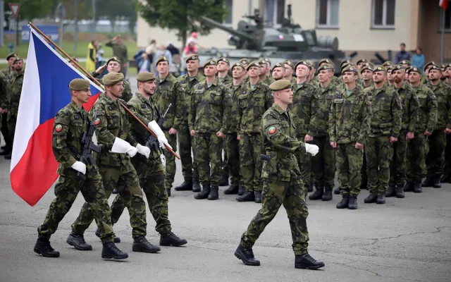 VIDEO: Tankový prapor z Přáslavic slaví 30 let. Výročí připomíná i akční a dojemný klip