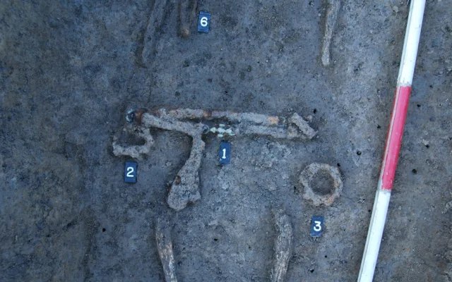 Na Prostějovsku archeologové objevili hrob keltského bojovníka s mečem, kopím a štítem