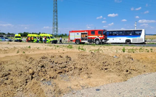 Přes dvacet zraněných po srážce osobního auta a autobusu na Olomoucku. Řidič byl notně opilý