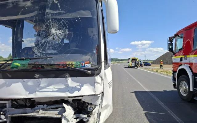 Přes dvacet zraněných po srážce osobního auta a autobusu na Olomoucku. Řidič byl notně opilý