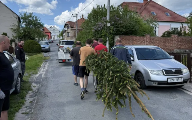 Konice přišla o májku, sousední vesnice chce bečku piva. Nezaplatíme, vzkázali hasiči