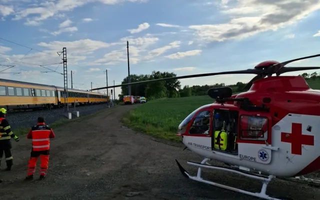 Na Přerovsku vlak srazil člověka. Zraněného vyprostili hasiči, letěl pro něho vrtulník
