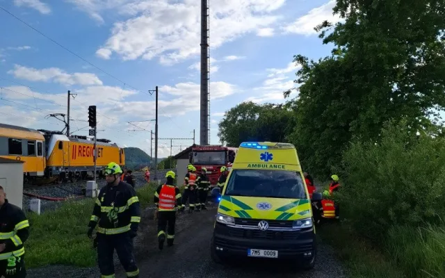 Na Přerovsku vlak srazil člověka. Zraněného vyprostili hasiči, letěl pro něho vrtulník