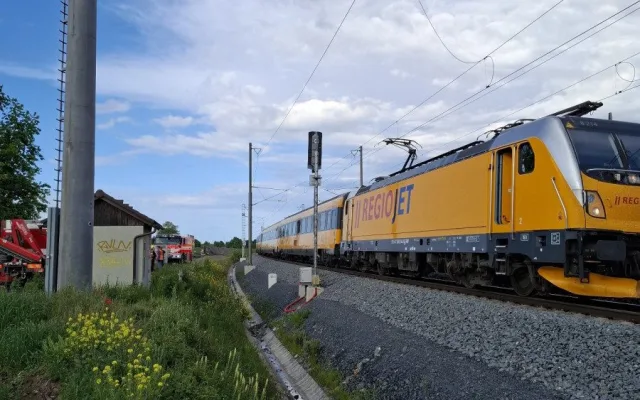 Na Přerovsku vlak srazil člověka. Zraněného vyprostili hasiči, letěl pro něho vrtulník