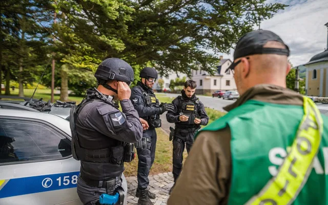 VIDEO: Extrémní soutěžní prověrka. Policejní hlídka z Olomouce zazářila na prestižní Rallye Rejvíz