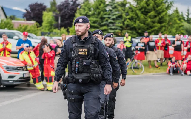VIDEO: Extrémní soutěžní prověrka. Policejní hlídka z Olomouce zazářila na prestižní Rallye Rejvíz
