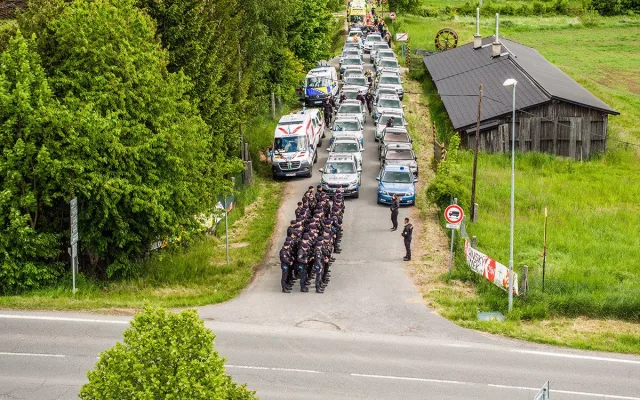 VIDEO: Extrémní soutěžní prověrka. Policejní hlídka z Olomouce zazářila na prestižní Rallye Rejvíz