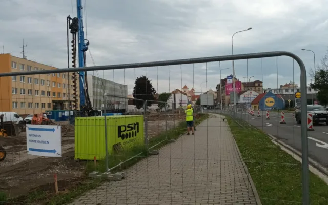 FOTOGALERIE: Neprůjezdný Prostějov. Kvůli stavbě parkovacího domu radnice uzavřela část městského okruhu