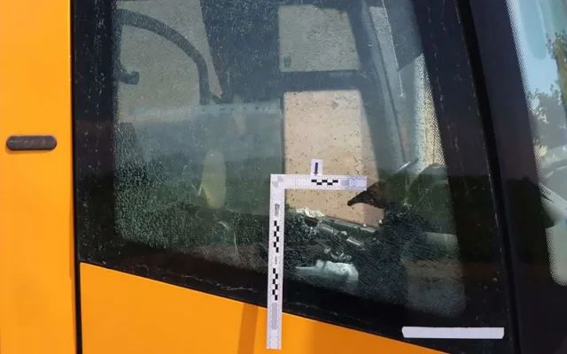 Vandal řádil u Lutína, krumpáčem poničil tři odstavené autobusy