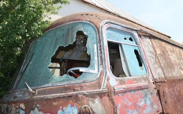 Vandal řádil u Lutína, krumpáčem poničil tři odstavené autobusy