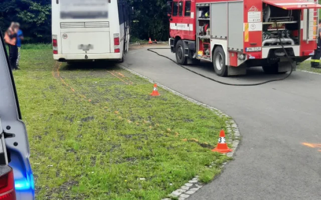 Autobus s dětmi, který havaroval ve Zlatých Horách, řídil 75letý senior. Dvě desítky zraněných