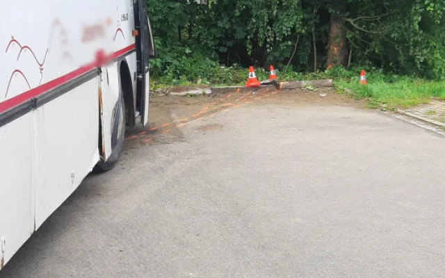 Autobus s dětmi, který havaroval ve Zlatých Horách, řídil 75letý senior. Dvě desítky zraněných