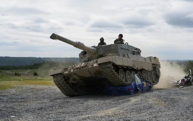 VIDEO: Auto na placku. Vojáci z Přáslavic ukázali přejíždění vraků tankem Leopard