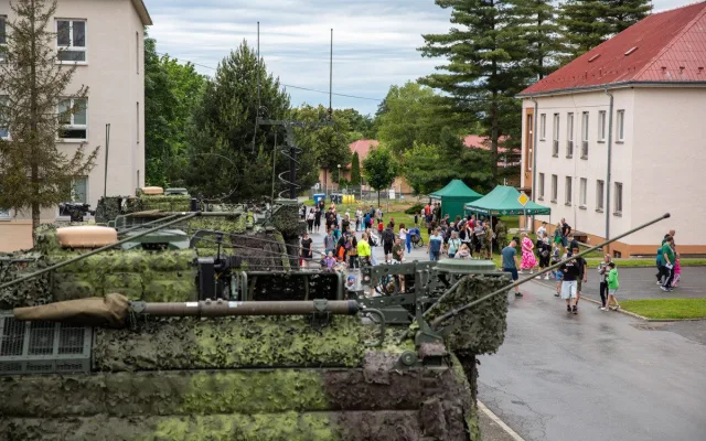 FOTO: Leopard, Pandur i boj muže proti muži. Akce v kasárnách u Olomouce přilákala davy