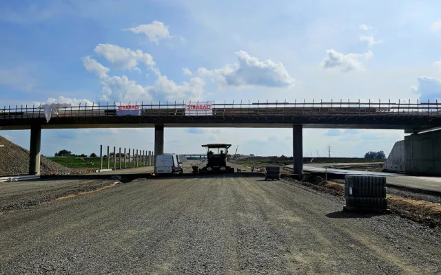 VIDEO: Stavba D1 okolo Přerova jde do finále. Dálnici začal pokrývat beton a asfalt
