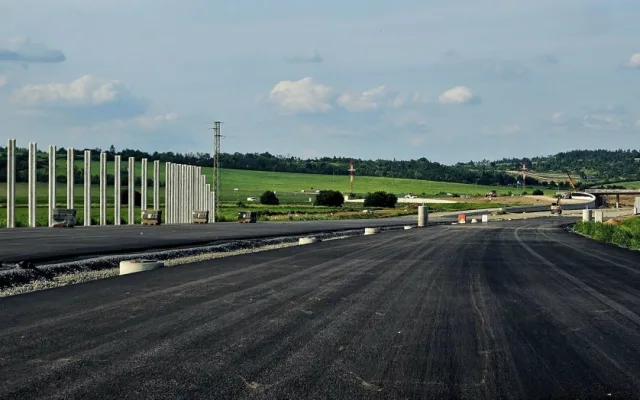 VIDEO: Stavba D1 okolo Přerova jde do finále. Dálnici začal pokrývat beton a asfalt