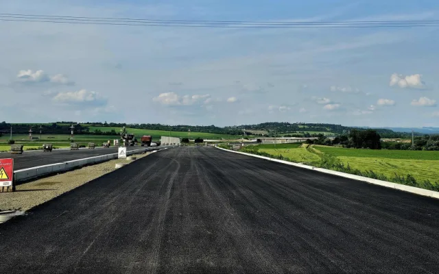 VIDEO: Stavba D1 okolo Přerova jde do finále. Dálnici začal pokrývat beton a asfalt