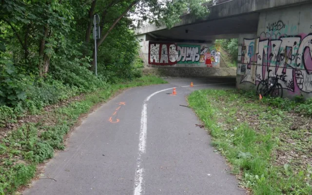Cyklista se u Bělkovic snažil uhnout, upadl a vážně se zranil. Policie hledá svědky