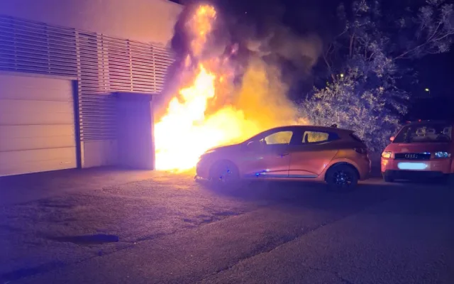 V Olomouci v noci hořelo několik kontejnerů, oheň poškodil také dva automobily