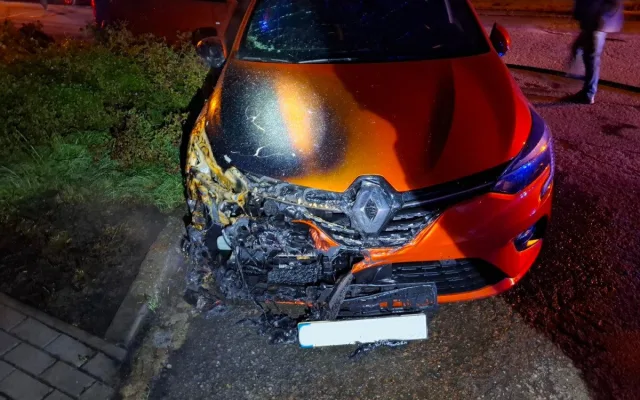 V Olomouci v noci hořelo několik kontejnerů, oheň poškodil také dva automobily