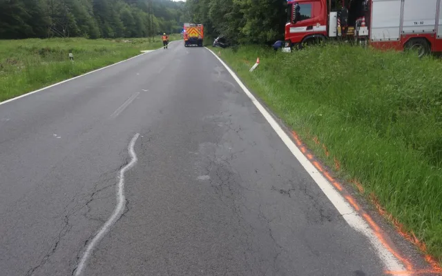 Senior byl na mol. Na Jesenicku nezvládl automobil a skončil v příkopu