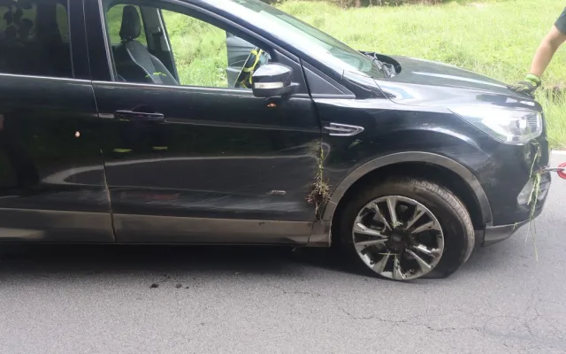 Senior byl na mol. Na Jesenicku nezvládl automobil a skončil v příkopu