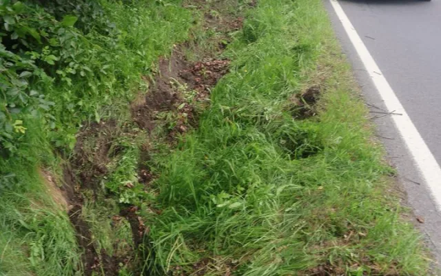 Senior byl na mol. Na Jesenicku nezvládl automobil a skončil v příkopu