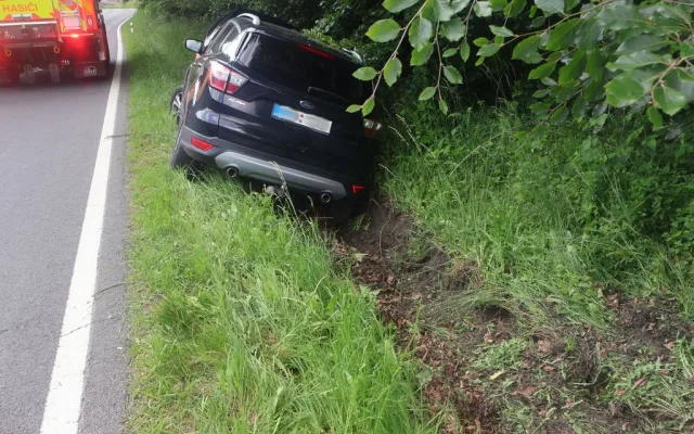 Senior byl na mol. Na Jesenicku nezvládl automobil a skončil v příkopu