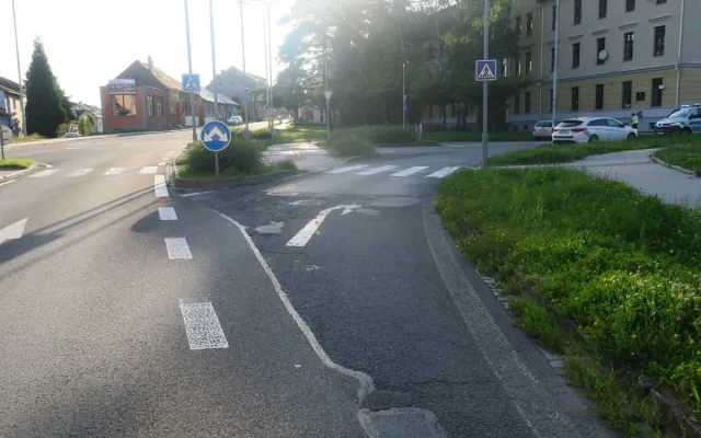 Řidič se dvěma promile boural v Hranicích a nemohl se dostat z auta. Pomohl svědek