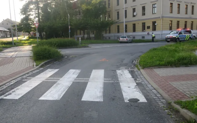 Řidič se dvěma promile boural v Hranicích a nemohl se dostat z auta. Pomohl svědek