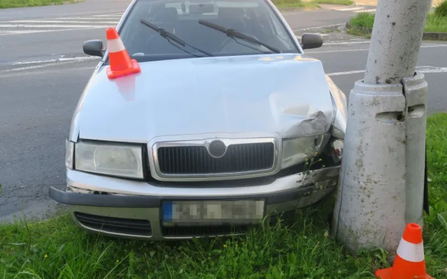 Řidič se dvěma promile boural v Hranicích a nemohl se dostat z auta. Pomohl svědek