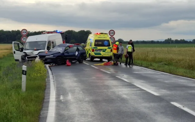 U Štěpánova havarovaly tři auta. Jednoho z řidičů museli z vozu vystříhat hasiči