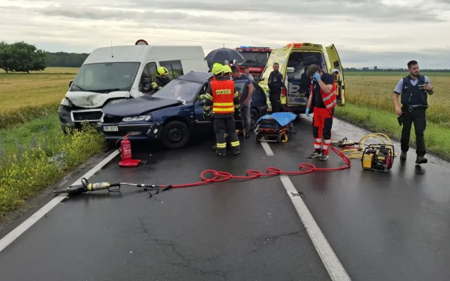 U Štěpánova havarovaly tři auta. Jednoho z řidičů museli z vozu vystříhat hasiči