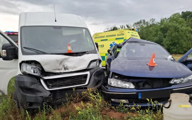 U Štěpánova havarovaly tři auta. Jednoho z řidičů museli z vozu vystříhat hasiči