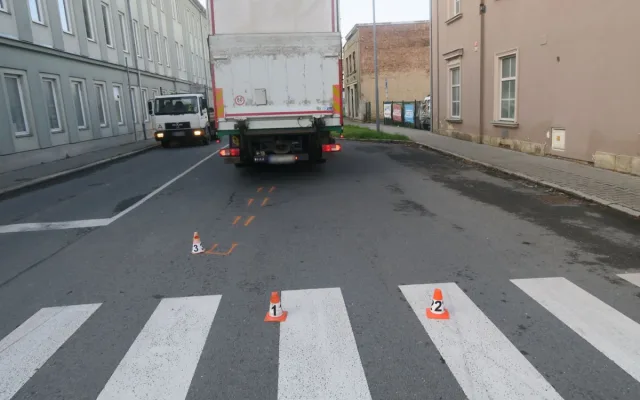 Ženu na přechodu pro chodce v Šumperku srazil kamion. Skončila ve Fakultní nemocnici