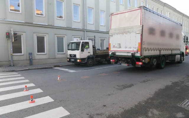Ženu na přechodu pro chodce v Šumperku srazil kamion. Skončila ve Fakultní nemocnici