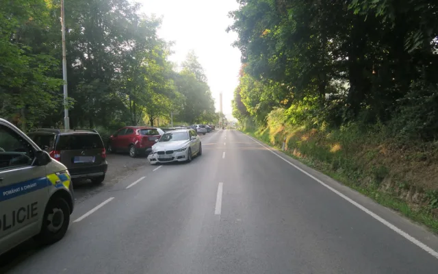 Řidička v Šumperku nabourala dvě auta, ohrozil ji jiný vůz. Zranila se i chodkyně