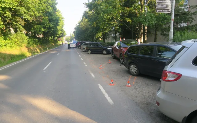 Řidička v Šumperku nabourala dvě auta, ohrozil ji jiný vůz. Zranila se i chodkyně