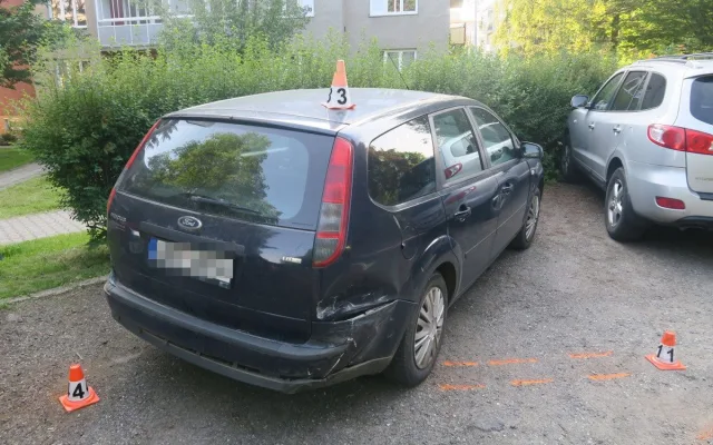 Řidička v Šumperku nabourala dvě auta, ohrozil ji jiný vůz. Zranila se i chodkyně