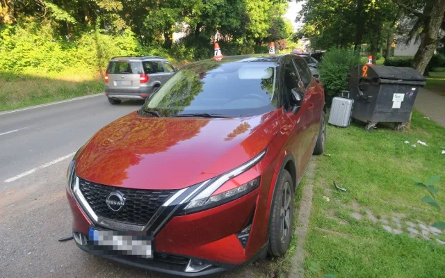 Řidička v Šumperku nabourala dvě auta, ohrozil ji jiný vůz. Zranila se i chodkyně