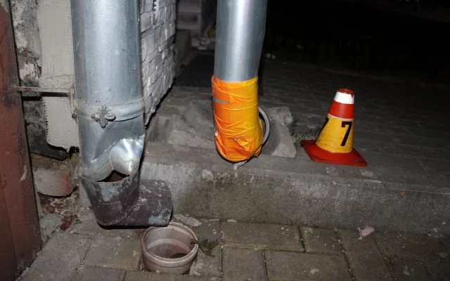 Řidič se dvěma promile demoloval ulice v Mořicích. Zničil sloup, vrata, okapy a poškodil zeleň